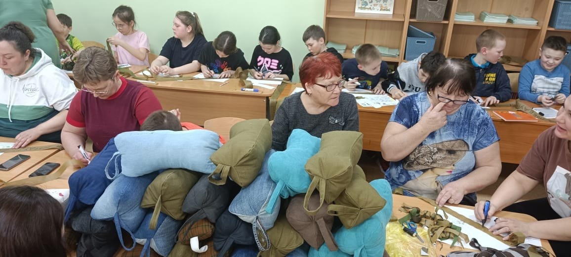 Краснохолмские школьники вместе с родителями помогают бойцам СВО