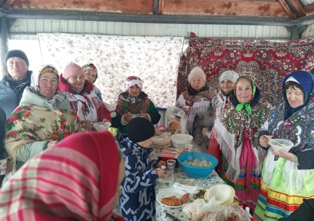 Весело и забавно проводили зиму жители деревни Бабаево