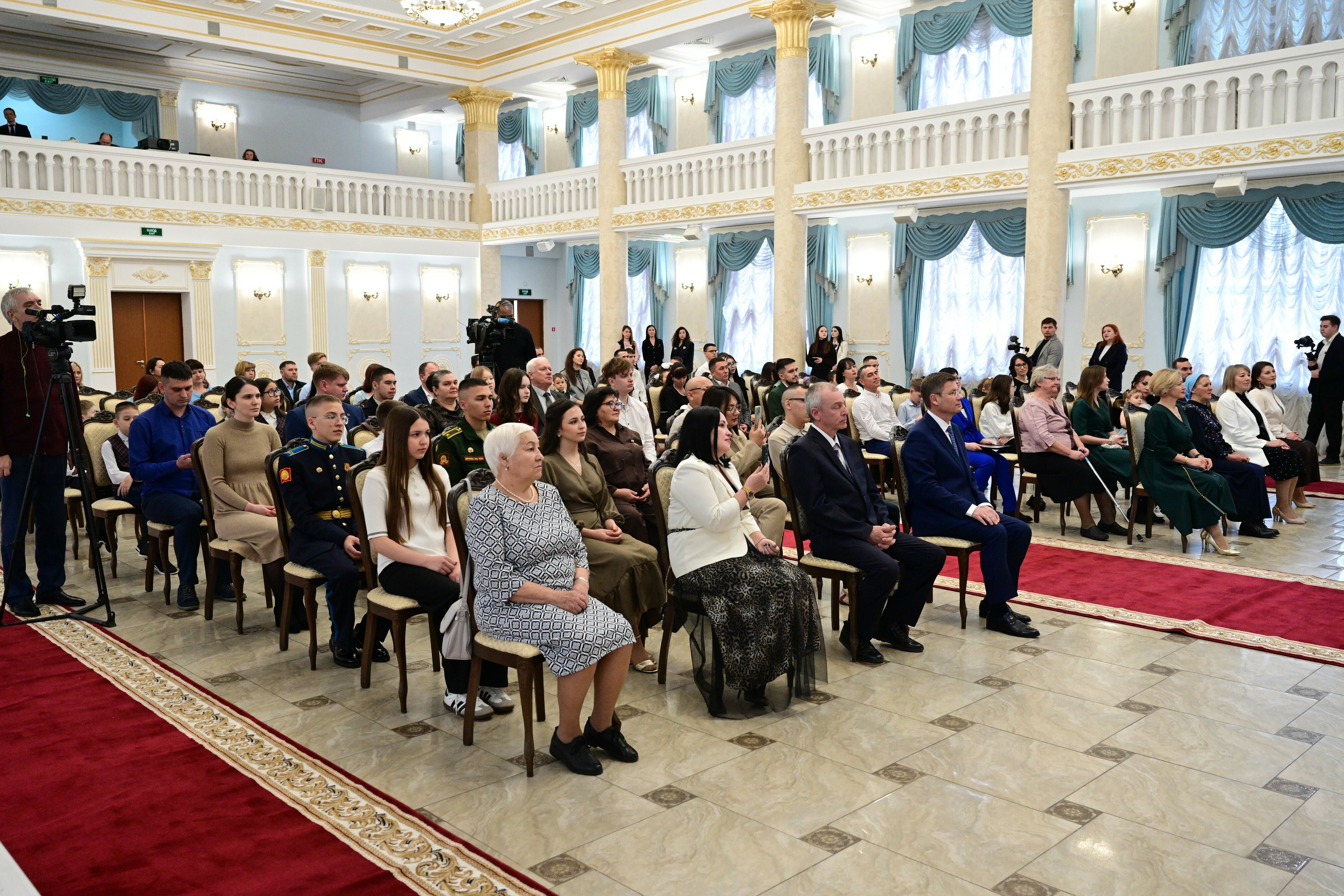 Радий Хабиров поздравил женщин с предстоящим Днём матери