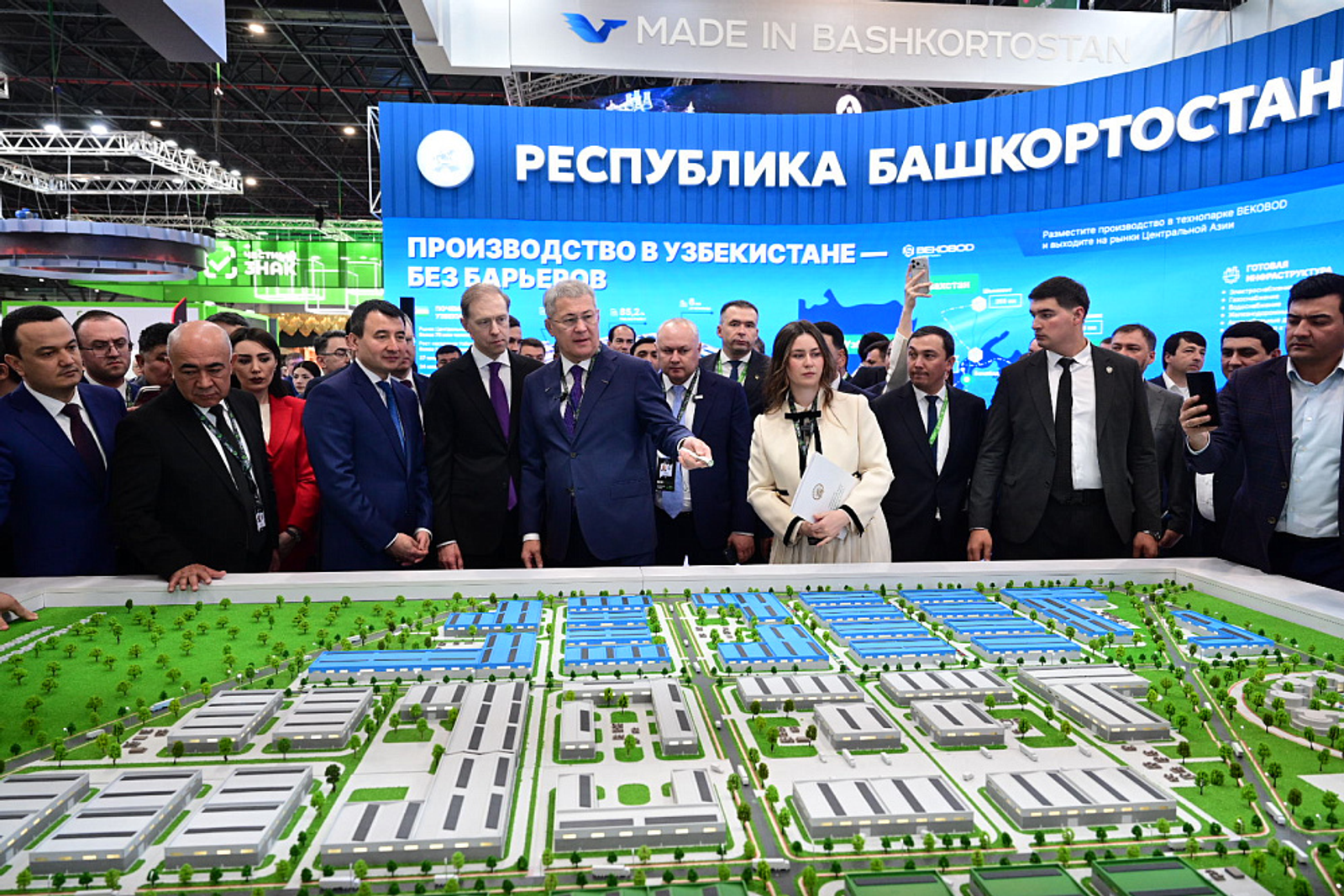 Радий Хабиров презентовал стенд региона на выставке "ИННОПРОМ.Центральная Азия"