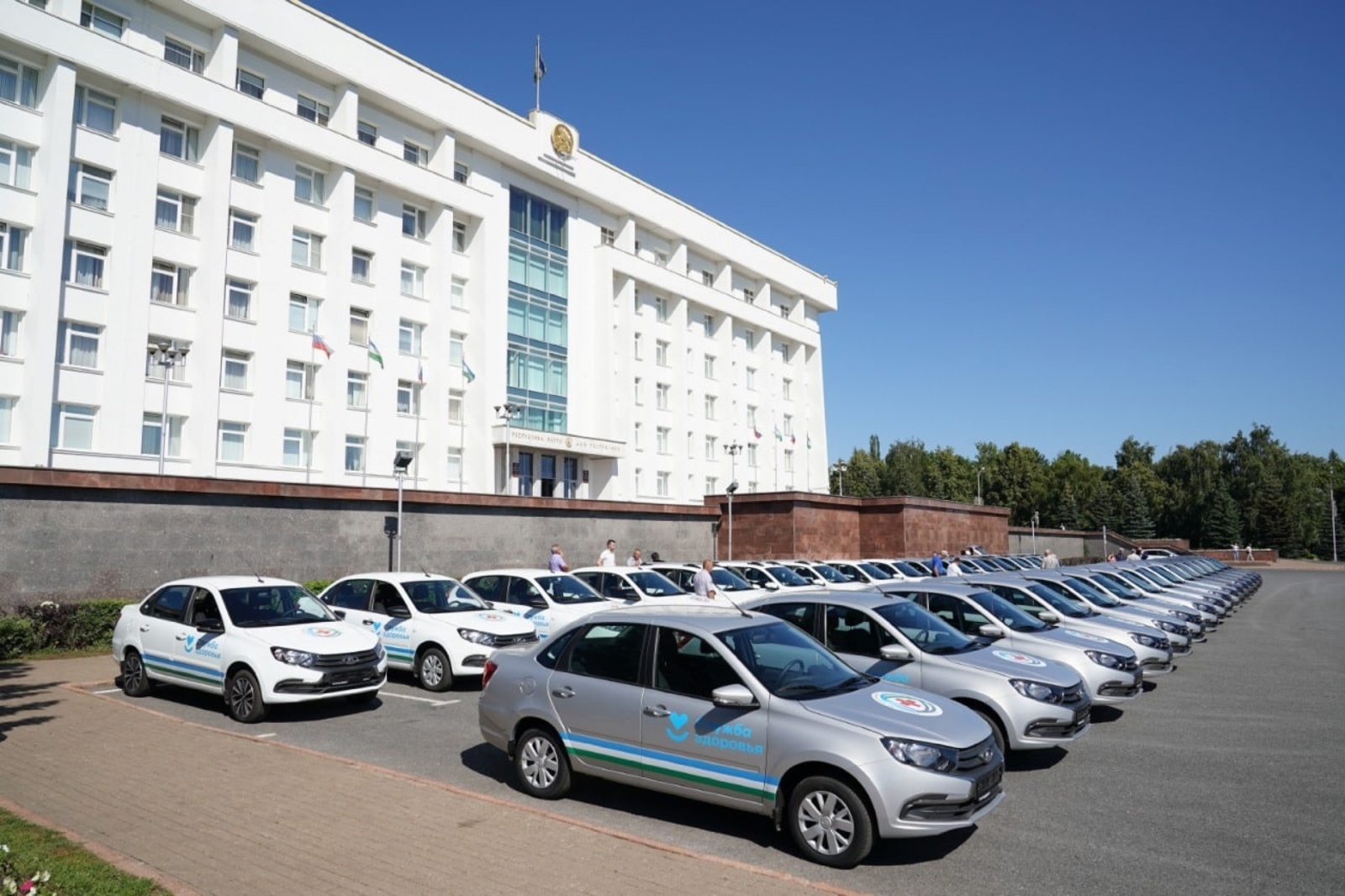 Больницы Башкортостана получили 32 новых автомобиля