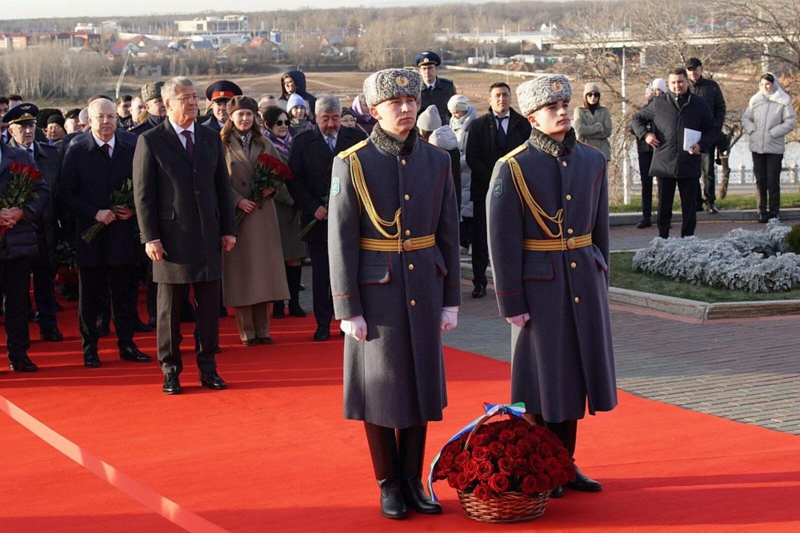 Радий Хабиров возложил цветы к Монументу Дружбы в Уфе